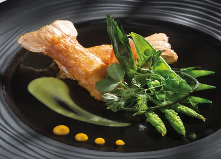 Queues de langoustines croustillantes, velouté de pois