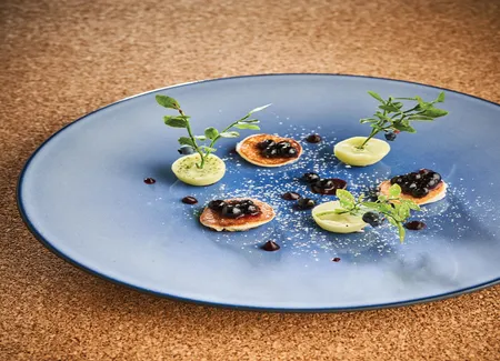 Bâtonnets glacés au jus de mélisse des bois, blinis de myrtilles