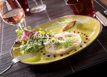 Bar en carpaccio, tarama blanc, pâte de citron de menton
