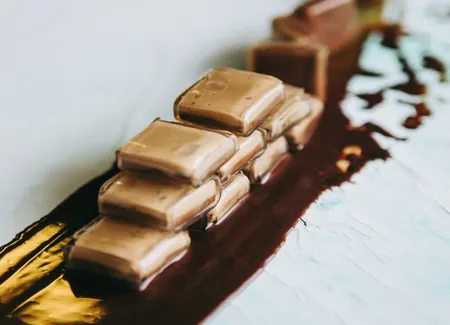 Ravioles cubes marron chocolat épices