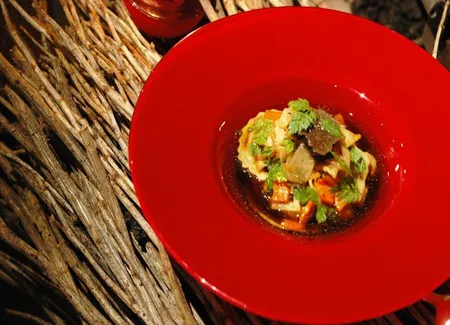 Ravioli de foie gras, bouillon de poule au pot