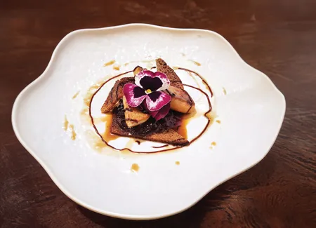 Foie gras poêlé, confit de vin rouge et pain d’épices