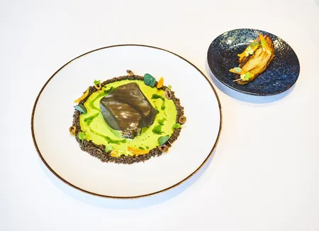 Lotte cuite à l’huile d’olive noire, livèche et clémentine
