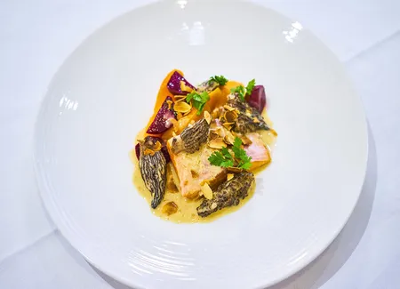 Truite de la maison charles murgat aux amandes torréfiées, morilles et crème au vin jaune