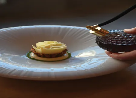 Tarte au comté et vin jaune, praliné de noix, huile de persil