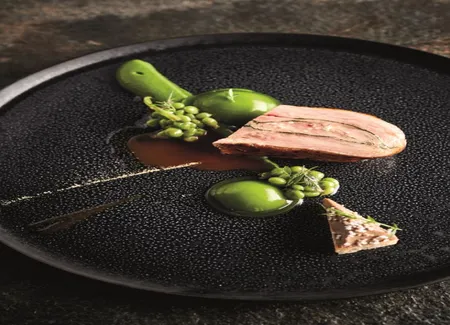 Pintade fermière de et madame soule, raviole et salade de petits-pois