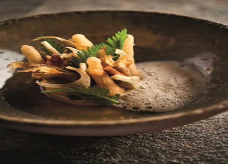 Sur un caviar d’aubergines, huîtres « gillardeau n°2 » juste raidies, laitue celtuce et pousses acidulées