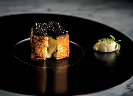 Caviar osciètre, pain mi perdu mi soufflé à la pomme pompadour