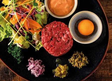 Tartare de bœuf au couteau, frites et salade