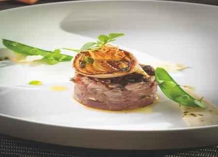 Tartare de veau de lait aller-retour, coriandre, citronnelle, oignons des cévennes