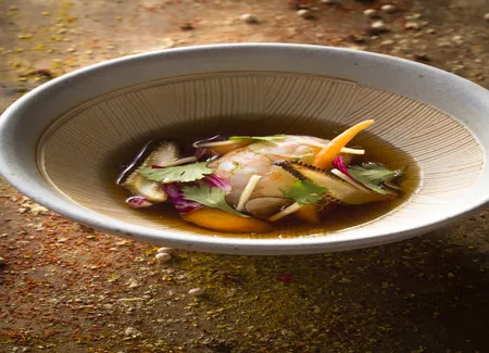 Bouillon d’anguille fumée, langoustines grillées