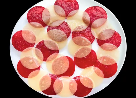 La betterave en fines lamelles parfumées à la muscade, vieux comté préparé en fins copeaux