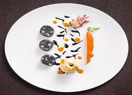 Boudin de chipiron à l’encre mini carotte, sésame noir