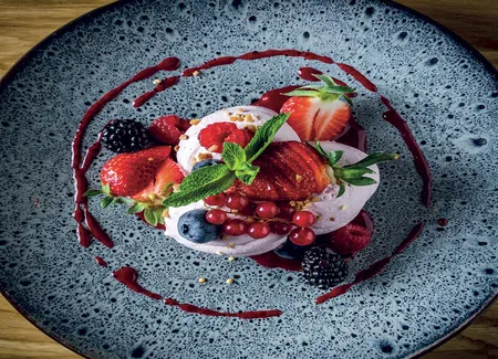 Salade et mousse meringuée de fruits rouges