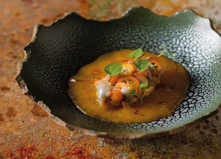 Calisson de pomme de terre safrané, kumquat, nage de poissons et coques