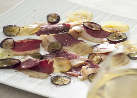 Carpaccio de canard fumé et raisin