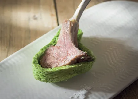 Carré d’agneau en croûte de sel salicorne