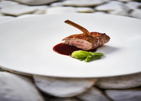 Carré d’agneau « néness » agneau élevé à ambierle, jus gamay