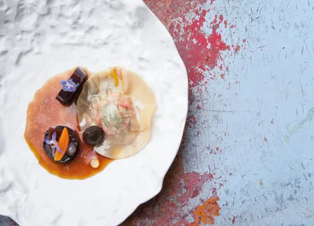 Raviole de homard, aubergine confite, bouillon asiatique