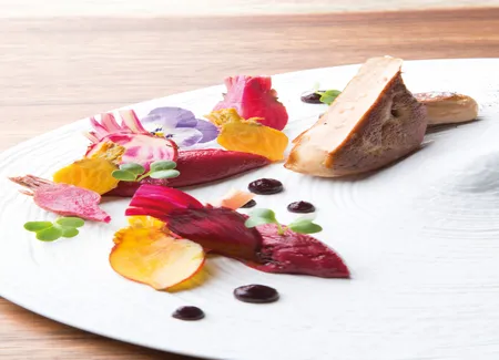 Foie gras, betteraves cuites & crues