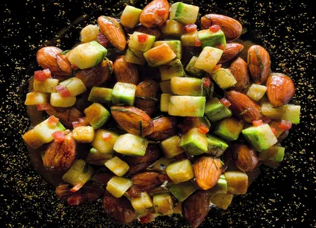 La courgette poêlée aux amandes, poudre de curry, menthe poivrée et chorizo