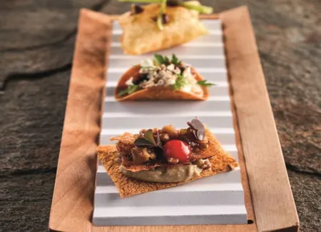 Tartine de purée de lentilles blondes de saint-flour, pied de cochon et poivron rouge