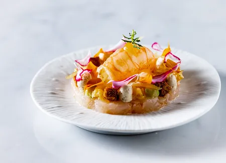 Duo de langoustines en tartare aux bougeons de cassis et rôti aux beurres d’agrumes