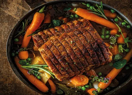 Échine de porc confite à la bière et petits légumes