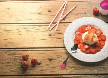 Fraises guariguettes au gingembre, billes de yaourt au lait de chèvre et sorbet mara des bois