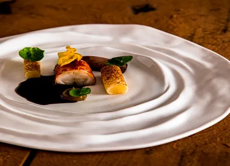 Le homard, gelée au caviar, sauce homardine