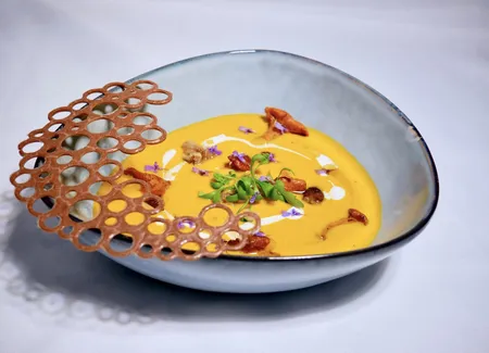 Velouté de potimarron et poêlée de chanterelles