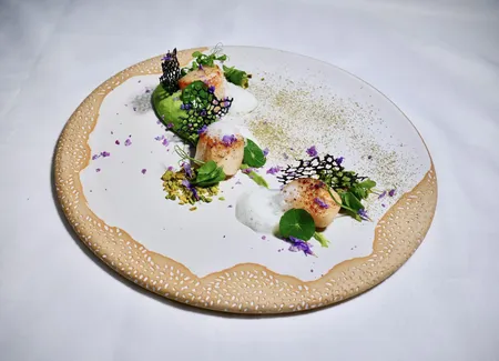 Saint-jacques snackées et mousseline de petits pois