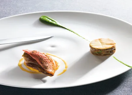 La tomate en salade, huile d’olive parfumée à la vanille et zestes de citron vert