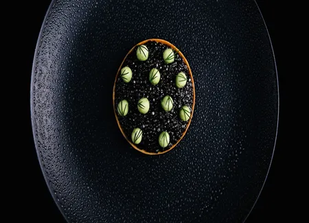 Le crabe parfumé au curry, avocat et caviar de france