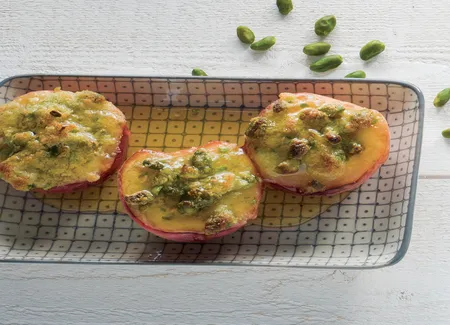 Pêche pochée à la verveine, crème légère citron