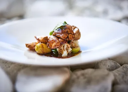 Pièce de ris de veau rôti et caramélisé dans un jus de vin gamay de la côte roannaise