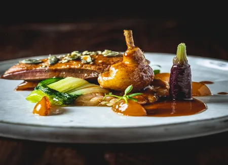 Pigeon de « corton » à la mirabelle, fondue d’oignons blancs