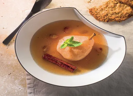 Poire pochée au vin blanc