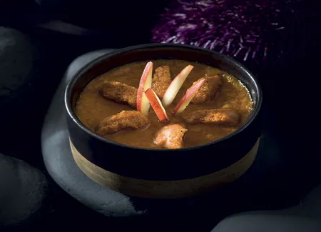 Crème de homard aux langues d’oursins & gelée de coin
