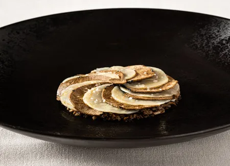 Rosace de truffe de bourgogne et céleri rave, pied de porc au jus