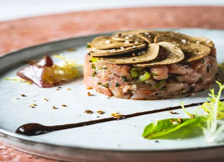 Tartare de veau bio de la ferme « la bussière », condiment à la truffe