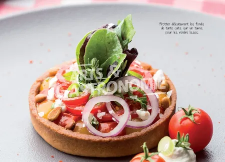 Tartelette de tomates cerise, crémeux de fromage frais aux herbes