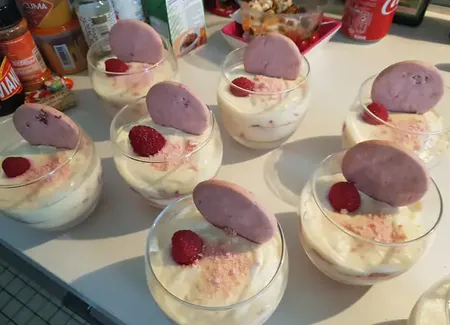 Tiramisu aux framboises, litchis et rose