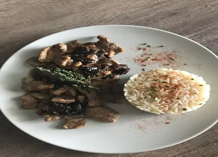 Filet mignon aux pruneaux et au vin blanc