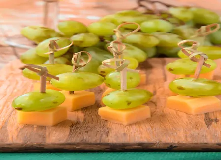 Brochettes apéritives mimolette-raisin