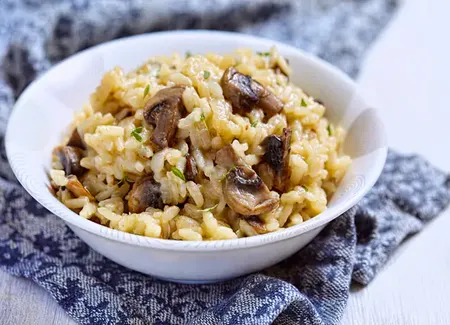 Riz fondant aux oignons et champignons