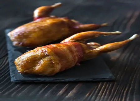 Cailles aux pruneaux et au foie gras