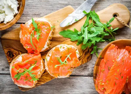 Toasts saumon, fromage frais, roquette