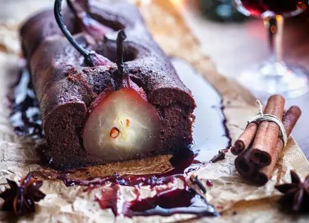 Cake chocolat et poires pochées au vin rouge