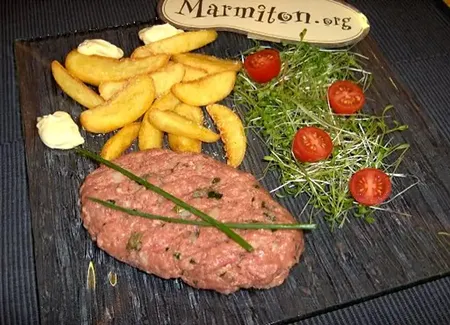 Filet américain (tartare de boeuf à la mode de belgique)
